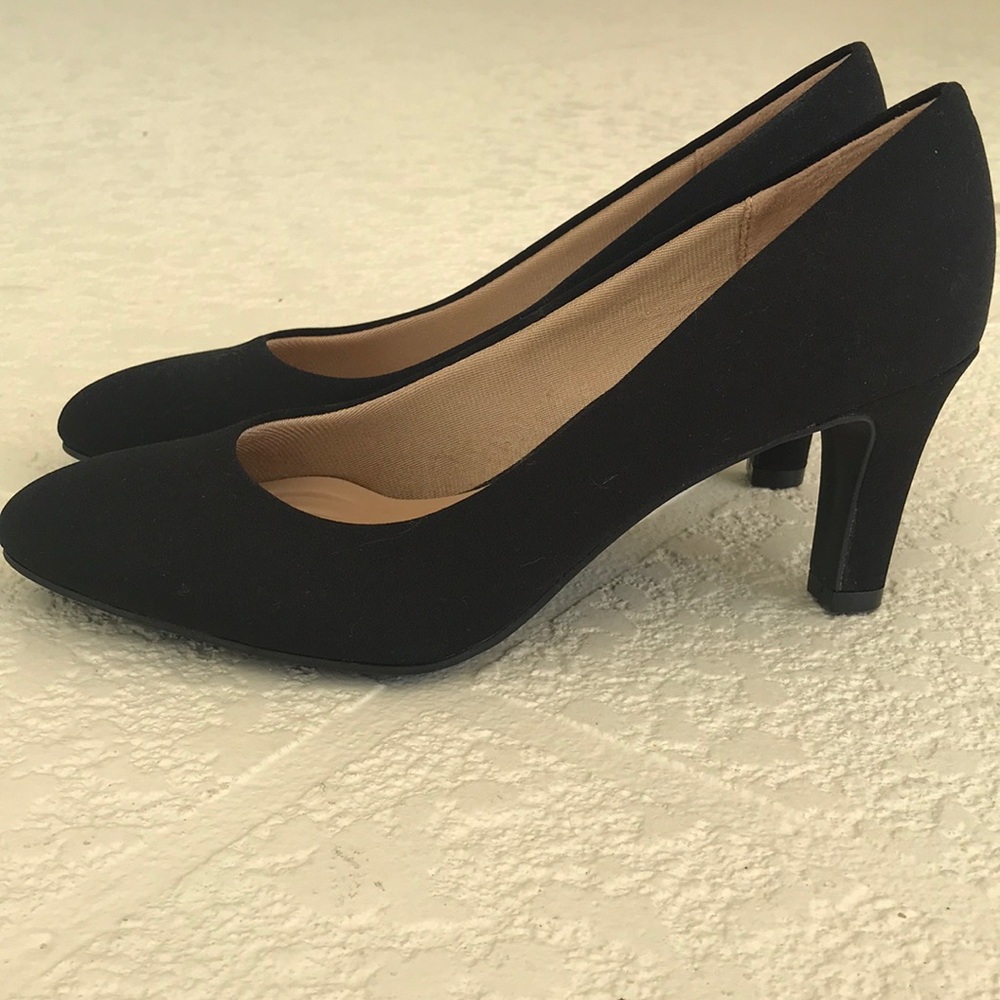 Black pumps